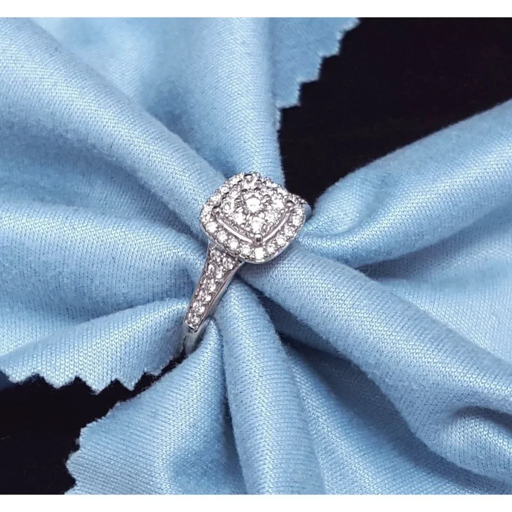 Beautiful 10K Karat Solid White Gold Designer Diamond Cluster Ring - Size 7